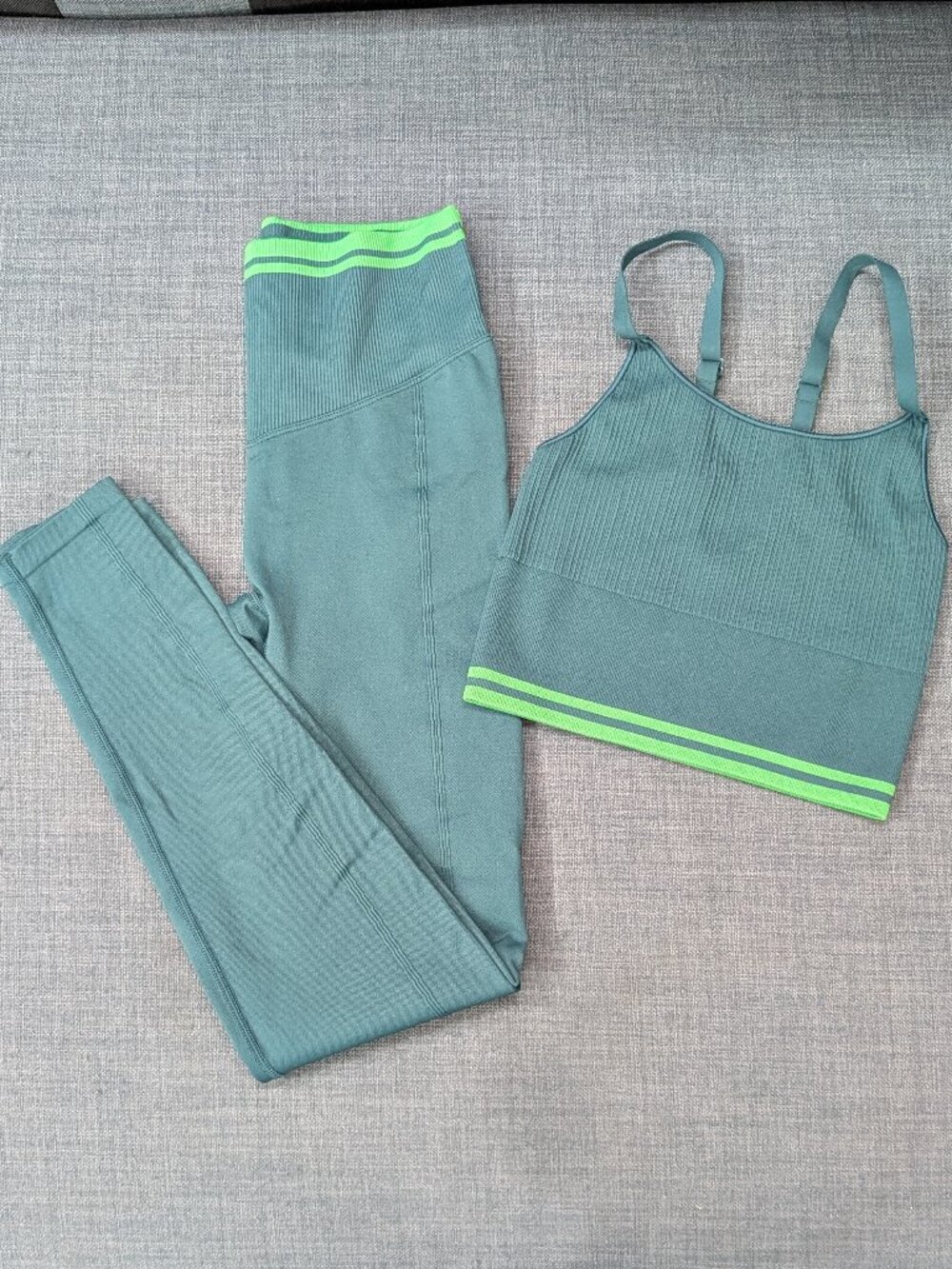 PINK Victoria Secret - Green Sports Bra and Legging Set | XS